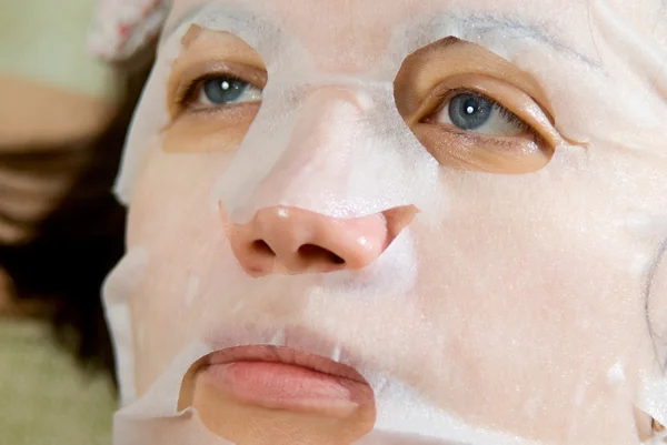Porträtt närbild kvinna tillämpa föryngrande ansiktsmask på h — Stockfoto