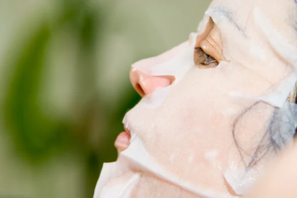 Portret in profiel vrouw toepassing verkwikkende gezichts masker op h — Stockfoto