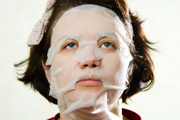 Portret uroda zbliżenie kobiety z maską na twarzy do tre — Zdjęcie stockowe