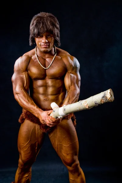 Retrato de un hombre musculoso con un palo de madera — Foto de Stock