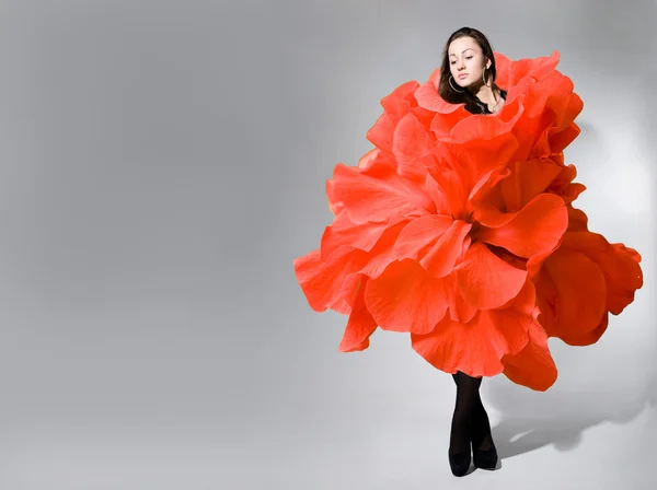 Réfléchie belle fille dans une robe de rose — Photo