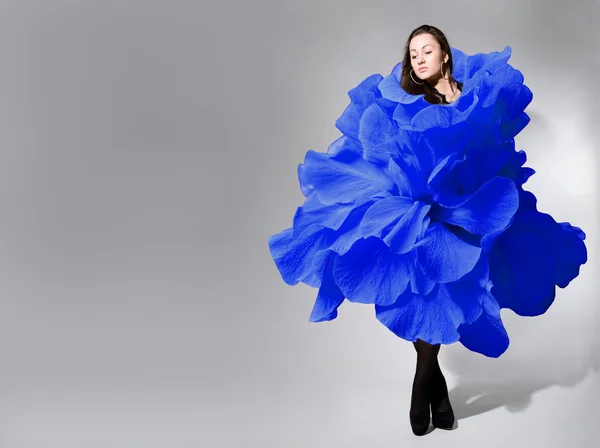 Hermosa joven con vestido de rosa azul — Foto de Stock