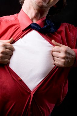 woedend man scheurt uit een rode shirtGömleğini yırtılma sinirli adam görünümünü kırpılmış