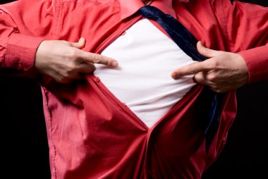 casual adam ile her ikisi de işaret onun beyaz gömlek izole etmek için eller