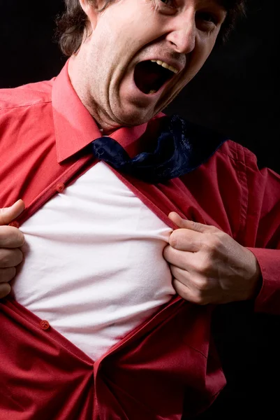 Enfurecido hombre rasga una camisa roja — Foto de Stock