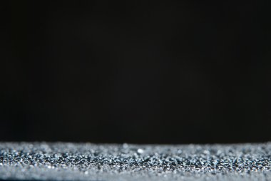 koyu arka plan ve su damlaları yüzeyinde yalan