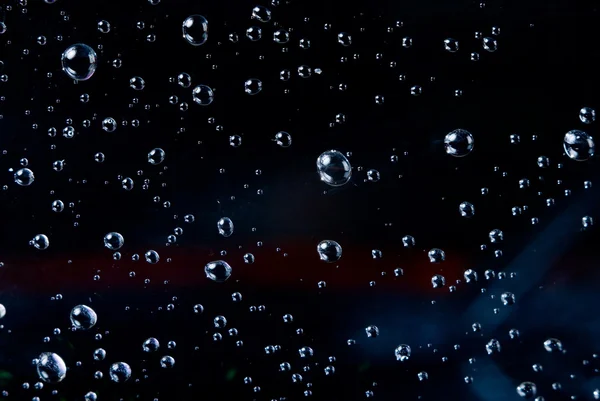 Gotas de agua sobre un fondo oscuro — Foto de Stock