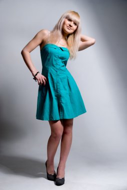 Mavi elbiseli güzel sarışın.