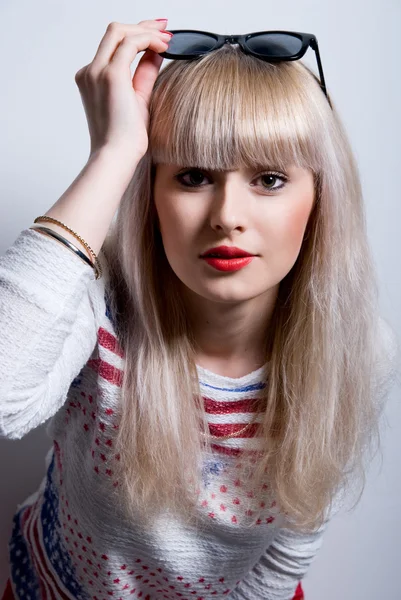 Close-up portret van een jong meisje in donkere glazen. — Stockfoto