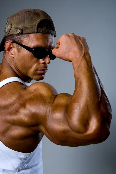 Athletic man showing his muscles — Stock Photo, Image