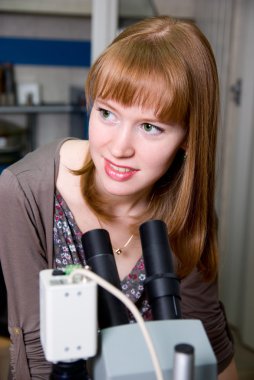 bir laboratuvarda bir araştırmacının yakın çekim