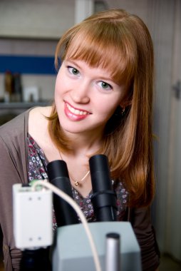 bir araştırmacı bir laboratuvar mikroskop ile yakın çekim