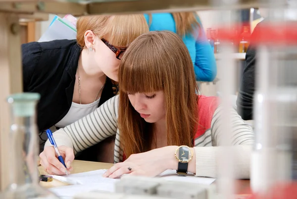 Student na práci v laboratoři chemie — Stock fotografie