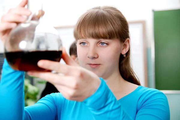 Close-up of a student performing an experiment in chemistry lab — Stock Photo, Image