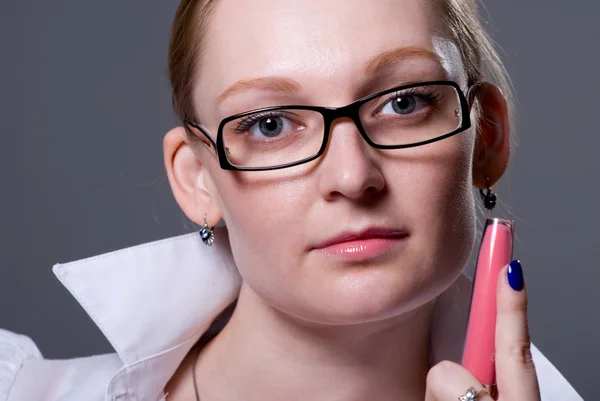 一个女孩与眼镜和唇彩的肖像 — 图库照片