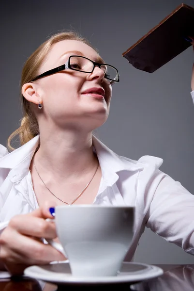 Femme d'affaires dans des lunettes avec une tasse de café — Photo