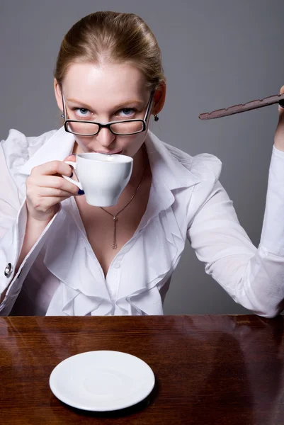 Mujer de negocios en vasos con una taza de café y un chocolate b — Foto de Stock