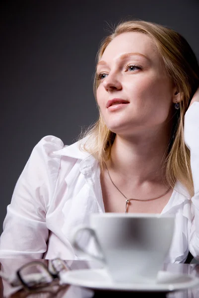 Femme d'affaires réfléchie avec une tasse de café — Photo