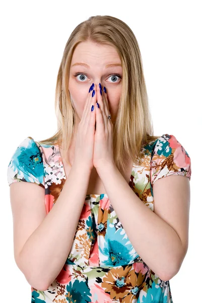 Close-up van verrast jonge vrouw die betrekking hebben op mond met de hand — Stockfoto