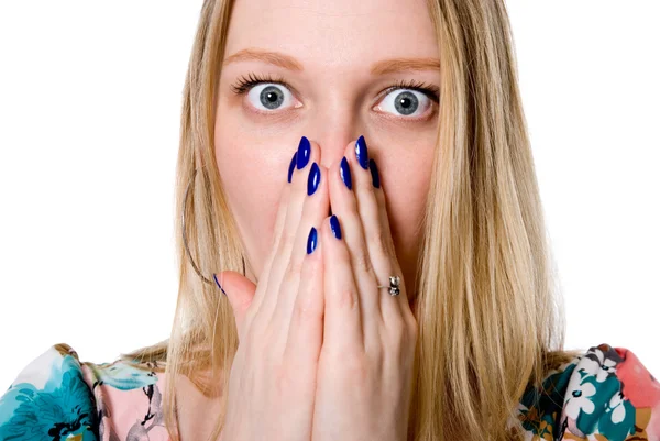 Close-up van verrast jonge vrouw die betrekking hebben op mond met de hand — Stockfoto