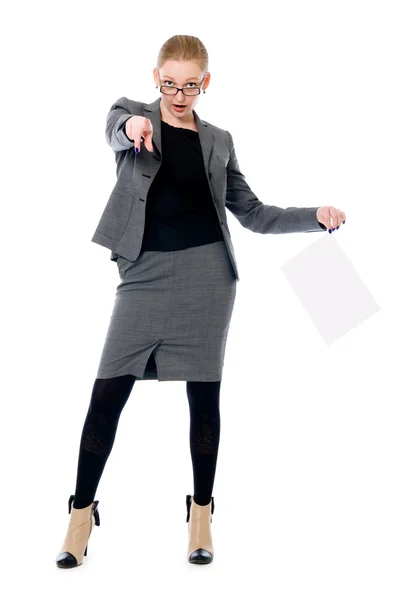 Mujer de negocios con una hoja de papel en blanco . — Foto de Stock