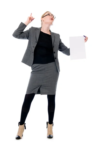Aktiva affärskvinna med ett tomt pappersark. — Stockfoto