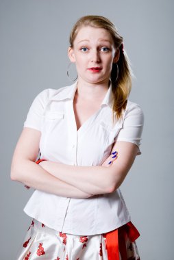 güzel sarışın kızgın hale gelmiştir ve indignantly görünüyor