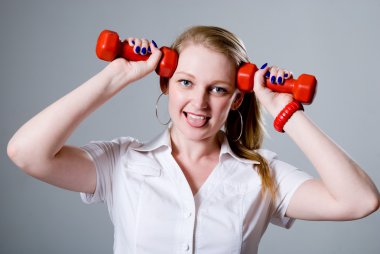 başarılı bir iş kadını ile bir dumbbell tapınaklar