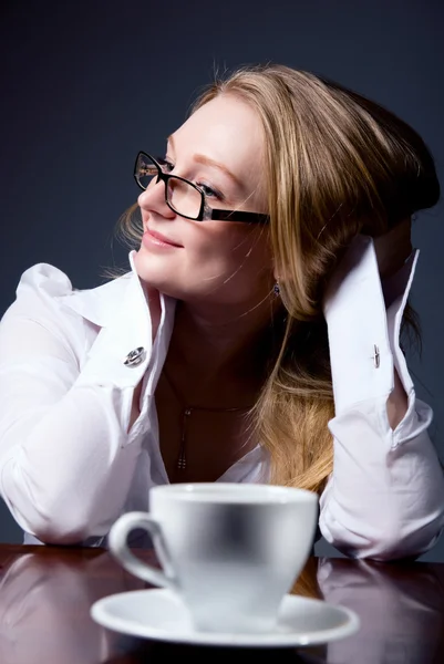Ragionevole donna d'affari con una tazza di caffè — Foto Stock