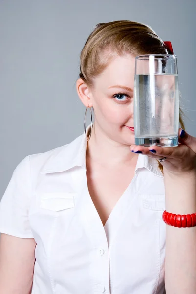 Portrait of a pretty young woman holding a glass of water — Stock Photo, Image