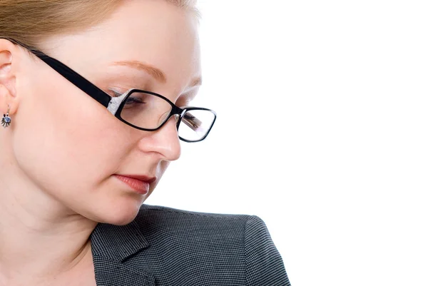 Close-up retrato de uma mulher pensativa com óculos de escritório — Fotografia de Stock