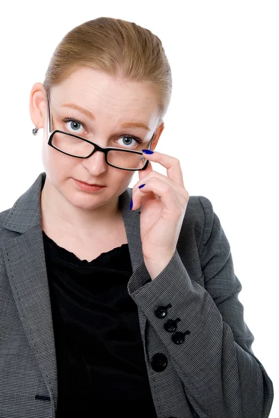 Porträtt av tankeväckande kvinna med glasögon office. — Stockfoto