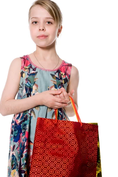 Portret van meisje met papieren zakken om te winkelen. — Stockfoto