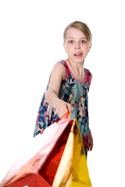 Menina acenando um saco de compras . — Fotografia de Stock