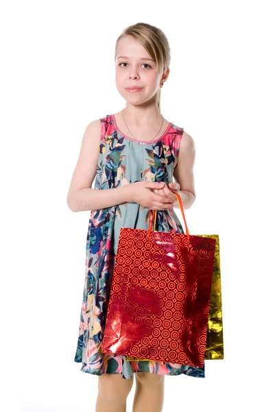 Portret meisje met papieren zakken om te winkelen. — Stockfoto