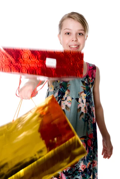 Shopper femme tenant des sacs à provisions . — Photo