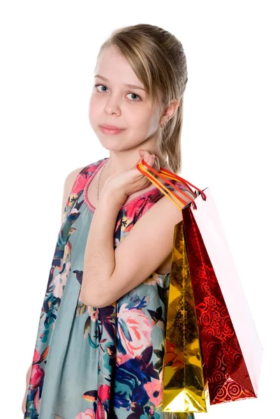Portret van gelukkig meisje met papieren zakken om te winkelen. — Stockfoto