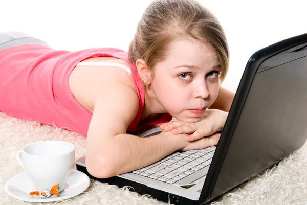 A young girl with a laptop and a coffee cup — Stock Photo, Image