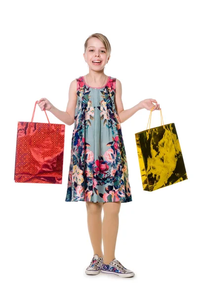 Ευτυχισμένος κορίτσι με χάρτινες τσάντες για ψώνια. — Φωτογραφία Αρχείου