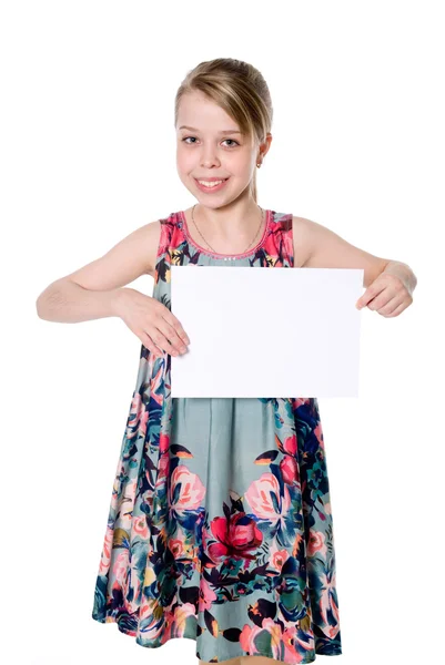 Lachende meisje permanent met lege blanco papier in handen — Stockfoto