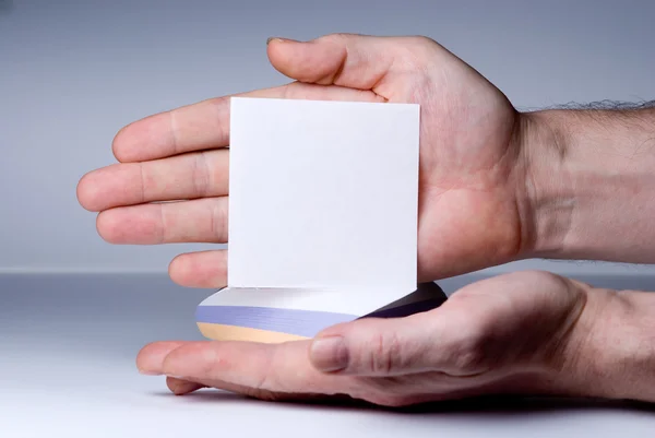 Męska ręka wskazuje na pusty arkusz papieru na notatki — Zdjęcie stockowe