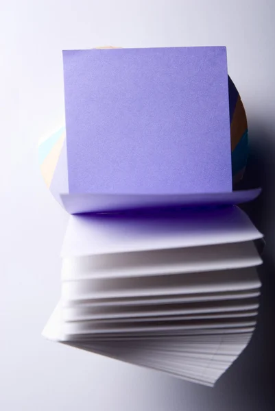 Bloque de papel para notas con hojas limpias de color púrpura abierto — Foto de Stock