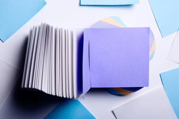 Bunte klebrige Note. Papierschallplatten. violettes Blatt Papier — Stockfoto