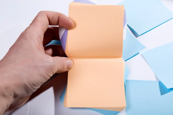 Block of post-it notes. Hand holding blank pages for notes — Stock Photo, Image