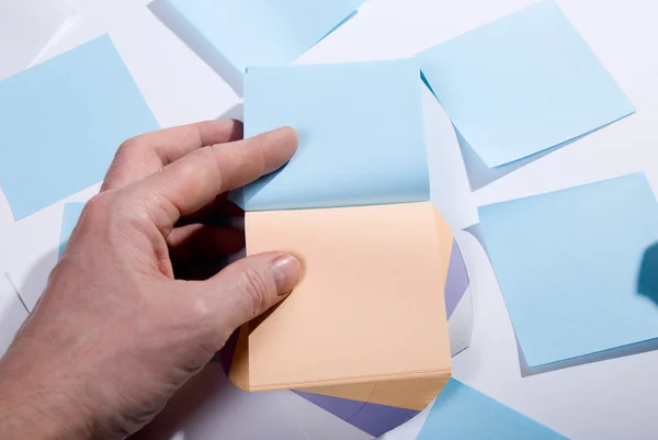 Block av post-it-lappar. hand som håller tomma sidor för anteckningar — Stockfoto