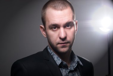 yakın çekim gri bir arka plan üzerinde bir adam portresi