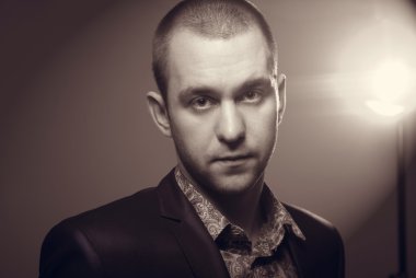 yakın çekim bir adam portresi