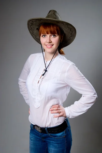 年轻的女士在一顶牛仔帽 — 图库照片