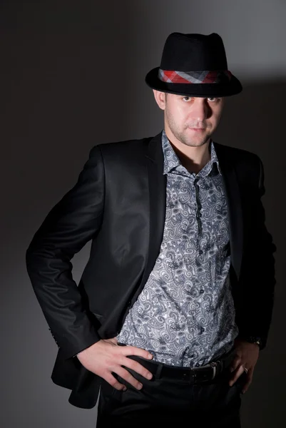 Jeune homme portrait avec chapeau sur fond noir — Photo