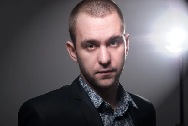 Close-up portrait of a man on a gray background — Stock Photo, Image